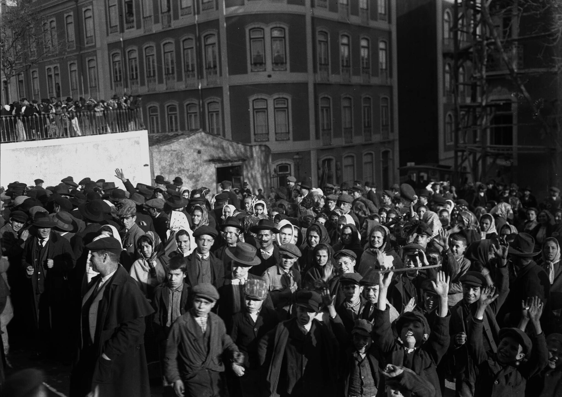 Tłum robotników przemysłu tekstylnego zgromadzony przed parlamentem po złożeniu petycji, Lizbona 1911